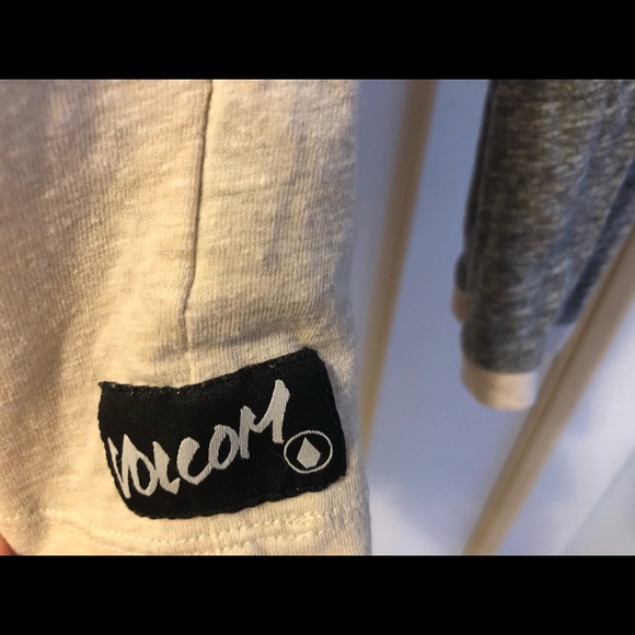 Volcom Longsleeve with Hood - Picture 3 of 4